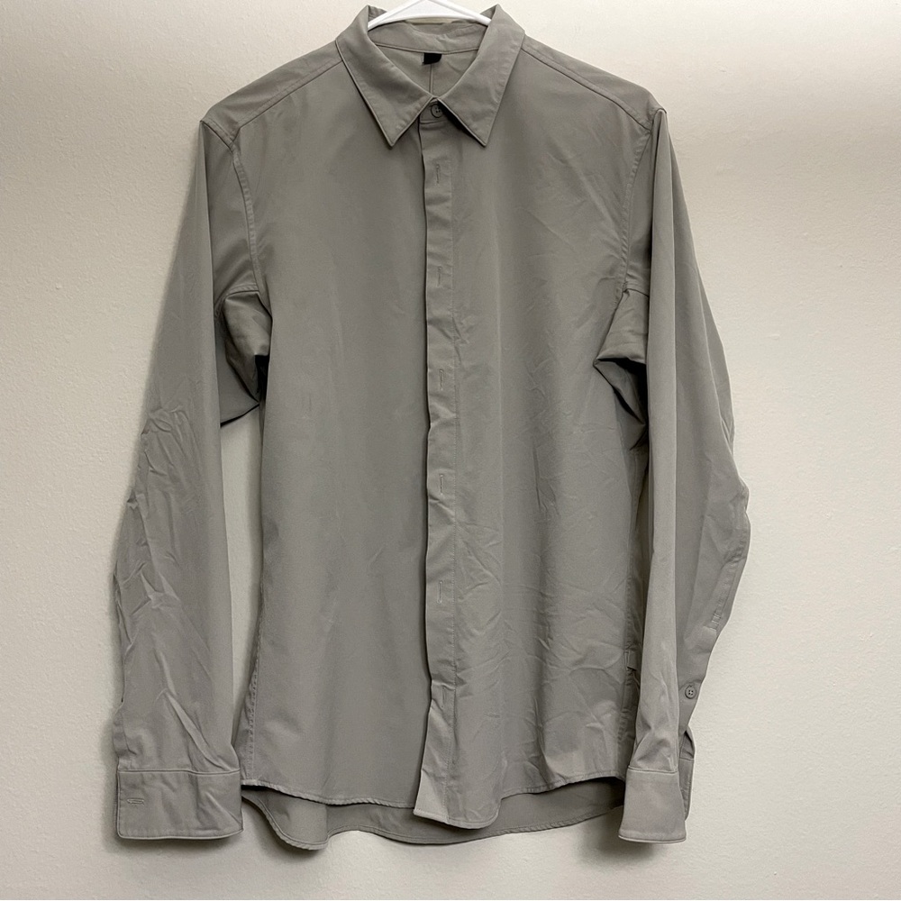 M Gray Lululemon Commision Button Down Long Sleeved Collared Shirt